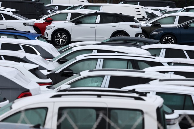 Ein Grund f&uuml;r die Krise: Die Autobranche schw&auml;chelt. (Archivbild)  | Foto: Bernd W&uuml;stneck/dpa