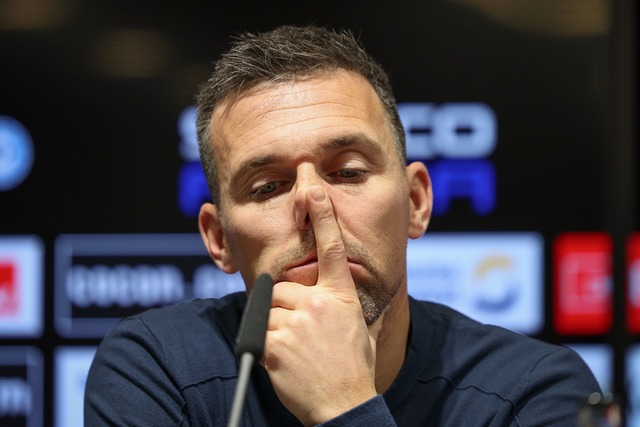 Christian Eichner erlebt eine emotionale und schwierige Woche als KSC-Coach.  | Foto: Friso Gentsch/dpa