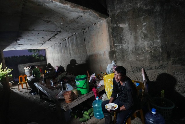 Thail&auml;ndische Einwohner suchen Sc...ha in einem Schutzraum. (Foto aktuell)  | Foto: Sakchai Lalit/AP/dpa