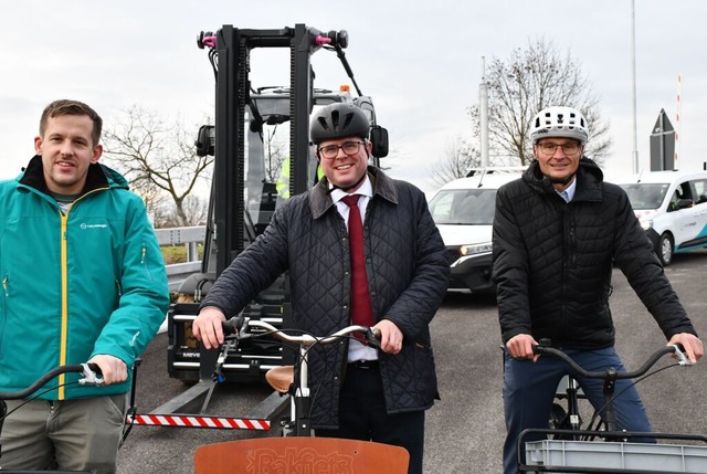 Freuen sich ber die neue Zufahrt (von...von Naturenergie beim Erffnungskorso.  | Foto: Heinz Vollmar