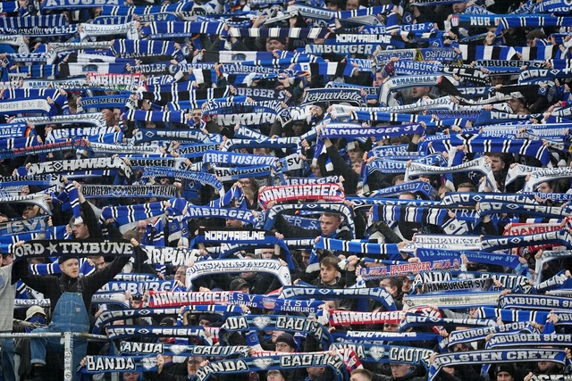Die Fans des Hamburger SV vor dem Derby gegen Werder Bremen. (Archiv)  | Foto: Marcus Brandt/dpa