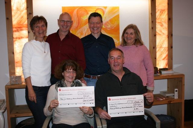 Landfrauen und Feuerwehr aus Bonndorf spenden an Brgerinitiative, die gegen Komphos-Anlage kmpft