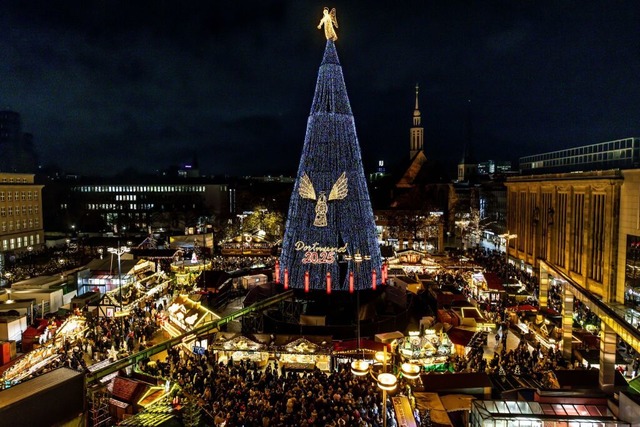 Der riesige Weihnachtsbaum in Dortmund besteht aus vielen einzelnen Bumen.  | Foto: Dieter Menne (dpa)