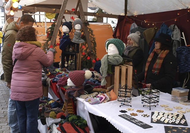 Groe Auswahl beim Weihnachtsmarkt in Brombach  | Foto: Paul Schleer