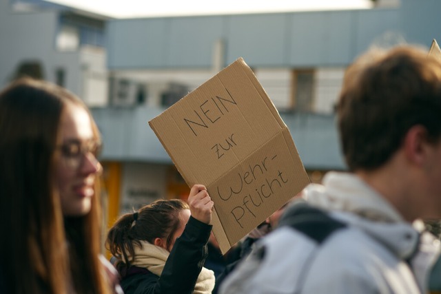 Schlerinnen und Schler protestieren gegen die Wehrpflicht.  | Foto: Till Fleuchhaus