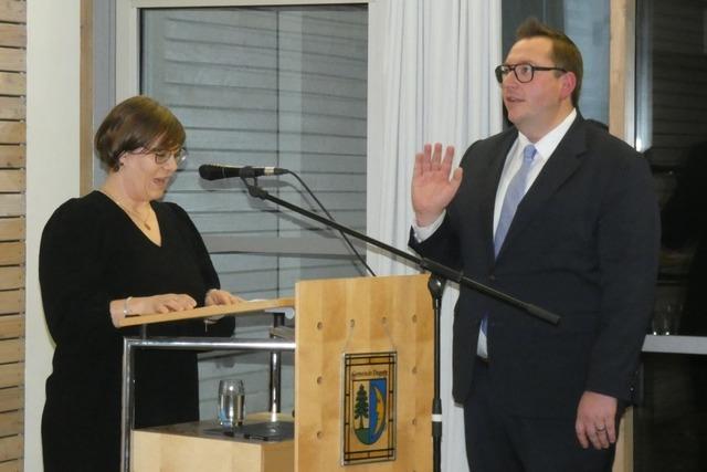 Dogerns Brgermeister Fabian Prause legt den Eid ab