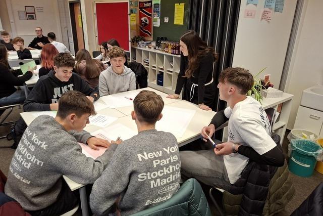 Jugendliche der Hans-Thoma-Schule Laufenburg diskutieren bei Jugendkonferenz