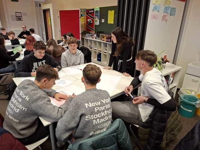 An zehn Thementischen erarbeiteten die...nnen und Schler konkrete Forderungen.  | Foto: Fabian Zoller-Wunderlich