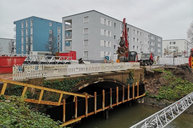 Mit der mittlerweile abgerissenen Mhl...ge Verbindung auch fr den Busverkehr.  | Foto: Ralf Burgmaier