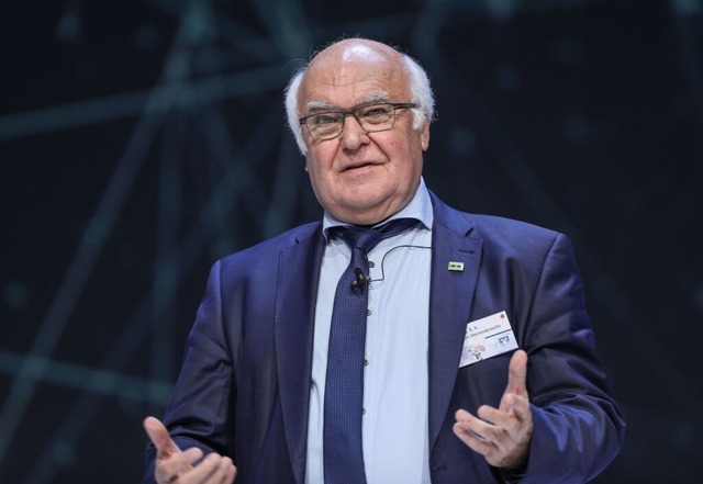 Der Unternehmer Martin Herrenknecht sp...stellers von Tunnelvortriebsmaschinen.  | Foto: Frank Rumpenhorst (dpa)