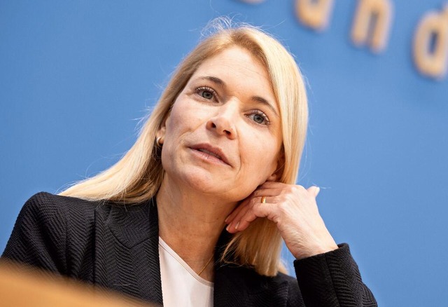 Hohe Erwartungen: Die neue Vorstandsch...egie in der Bundespressekonferenz vor.  | Foto: Andreas Gora/dpa