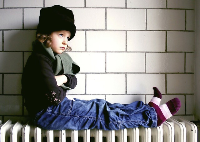 Wenn man richtig durchgefroren ist, tu...sich auf einem Heizkrper aufzuwrmen.  | Foto: Fotolia.com/Sandra Brunsch -
