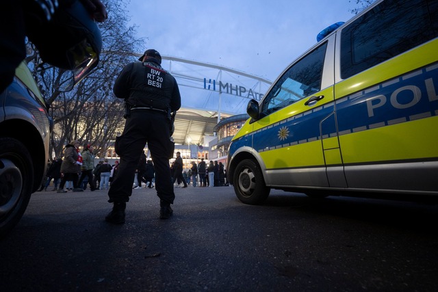 Mehrere Tausend Polizisten sicherten d...chehen am Stadion und in der Stadt ab.  | Foto: Marijan Murat/dpa
