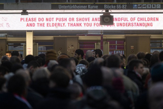 Die Fans brauchten bei der versch&auml;rften Einlasskontrolle Geduld.  | Foto: Marijan Murat/dpa