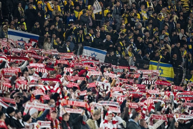 Im Stadion waren neben vielen VfB-Fans...ggen am Zaun des Gsteblocks zu sehen.  | Foto: Marijan Murat (dpa)