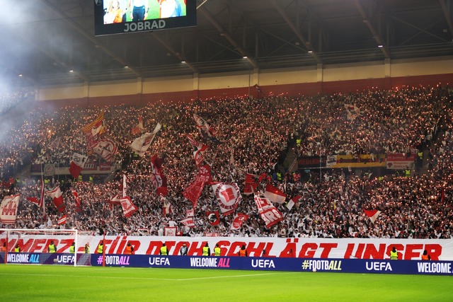 Stimmungsvoll: Die SC-Fans z&uuml;ndeten vor der Partie Wunderkerzen an.  | Foto: Philipp von Ditfurth/dpa