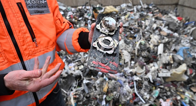 In Akkus stecken wertvolle Metalle und...ur&uuml;ckgewonnen werden k&ouml;nnen.  | Foto: Bernd Wei&szlig;brod/dpa