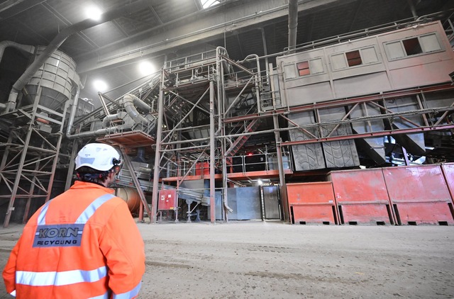 Laut einem Bericht des Fraunhofer-Inst...auml;hrlich zu mehr als 10.000 Feuern.  | Foto: Bernd Wei&szlig;brod/dpa