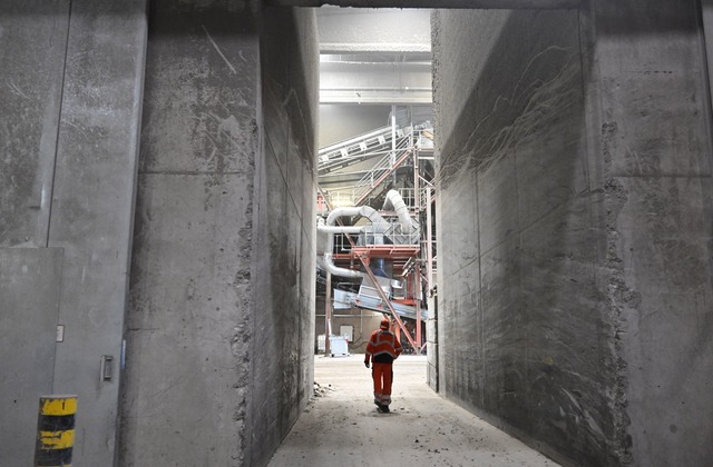 Die eingesetzte KI kann bereits nicht ... Spraydosen oder Gasflaschen erkennen.  | Foto: Bernd Wei&szlig;brod/dpa