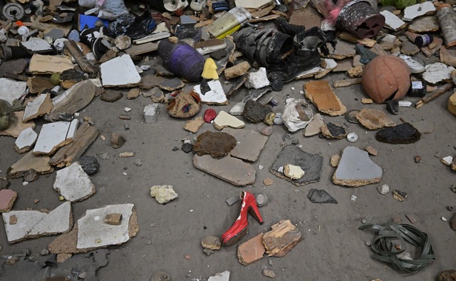 Bevor der schwarze KI-Kasten namens "B...adung nach Elektroschrott durchsuchen.  | Foto: Bernd Wei&szlig;brod/dpa