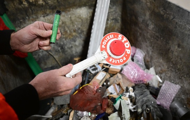 Der private Entsorger Korn aus Albstad...ft direkt vom Sortierband.(Produktion)  | Foto: Bernd Wei&szlig;brod/dpa