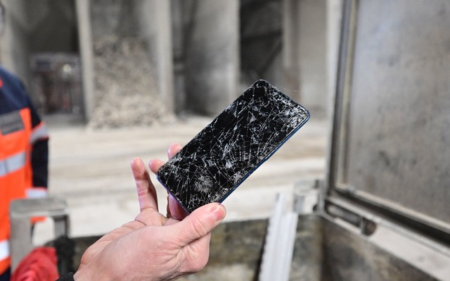 Ein Handy und selbst eine singende Gru...Br&auml;nde ausl&ouml;sen.(Produktion)  | Foto: Bernd Wei&szlig;brod/dpa