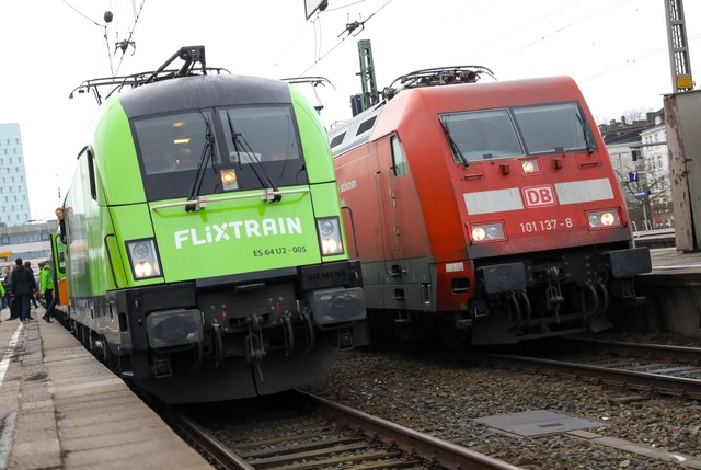 Gleis an Gleis: Flixtrain und die domi...Konkurrenz Deutsche Bahn. (Archivbild)  | Foto: Christian Charisius/dpa