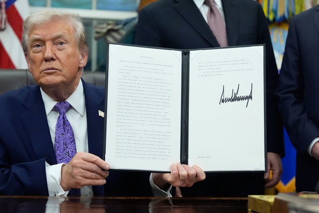 Donald Trump will KI-Gesetze einzelner...esstaaten eind&auml;mmen. (Archivbild)  | Foto: Alex Brandon/AP/dpa