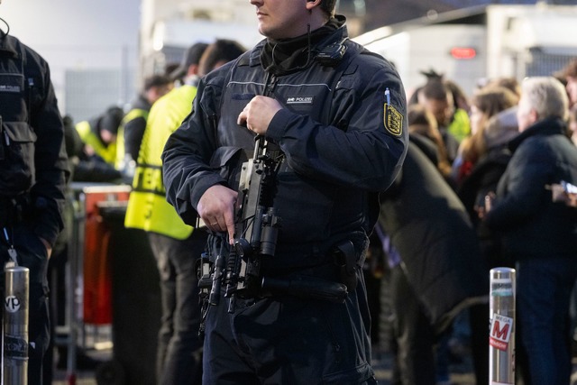 Zahlreiche Polizeikr&auml;fte waren bei dem Spiel in Stuttgart im Einsatz.  | Foto: Marijan Murat/dpa