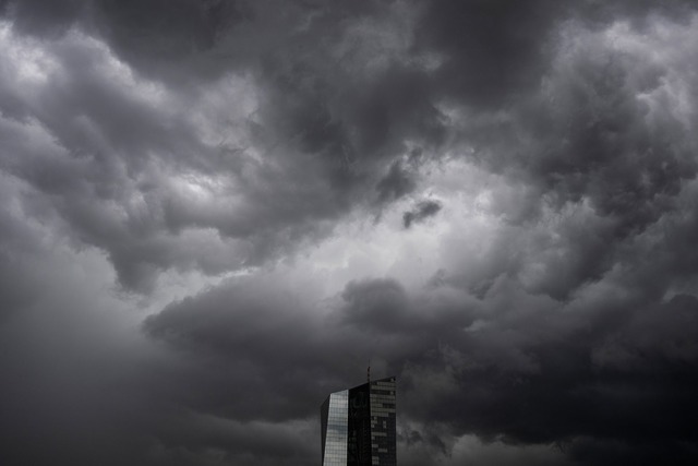 Die Bankenaufsicht der Europ&auml;isch... Euroraum unter die Lupe. (Symbolbild)  | Foto: Boris Roessler/dpa