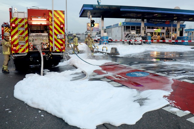 Bei dem Brand an einer Tankstelle wurde laut Polizei niemand verletzt.  | Foto: Rene Priebe/dpa