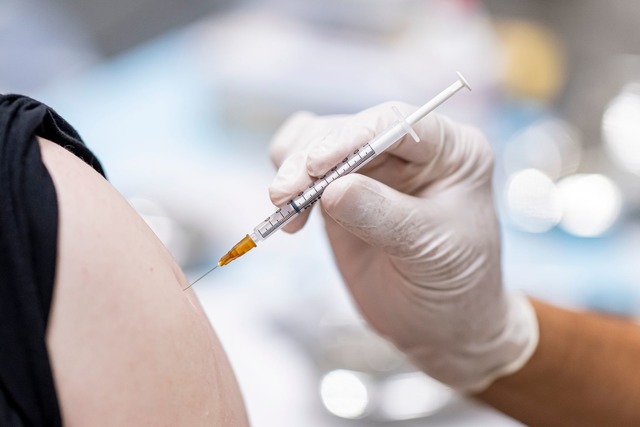 Weniger Menschen lie&szlig;en sich in ...n gegen Influenza impfen. (Symbolbild)  | Foto: Fabian Sommer/dpa