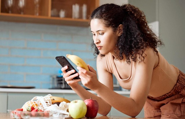 Nicht nur Kalorien zählen: Abnehm-Apps...tliches Konzept zur Gewichtsreduktion. | Foto: IMAGO/YAY Images Nicht nur Kalorien zählen: Abnehm-Apps...tliches Konzept zur Gewichtsreduktion. | Foto: IMAGO/YAY Images