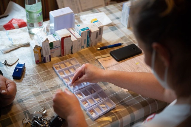 Bei der Pflege geht es auch darum, Medikamente vorzubereiten.  | Foto: Sebastian Gollnow (dpa)