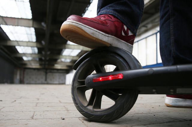 Ein 37-jhriger Mann wurde am Donnerst... E-Scooter und ein Fahrrad zu stehlen.  | Foto: Oliver Berg (dpa/Symbolfoto)