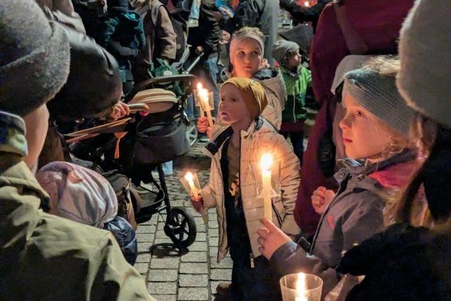 Kinder in Emmendingen tauschen Zaubernuss gegen Geschenk auf Schlossplatz
