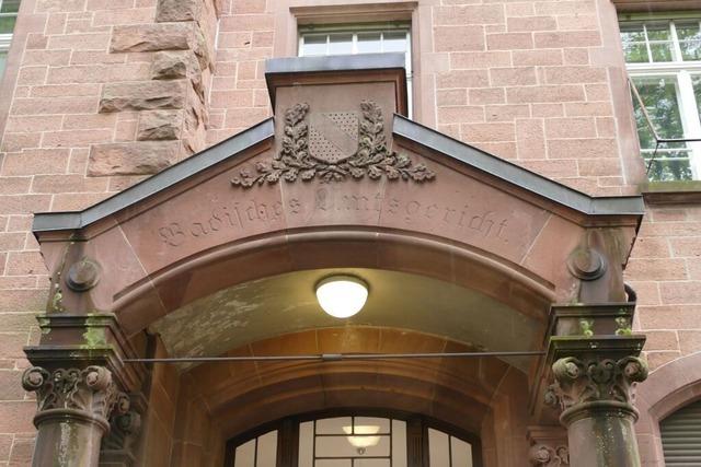 Mann in Brenkostm greift Polizei am Schmutzigen Donnerstag in Elzach an