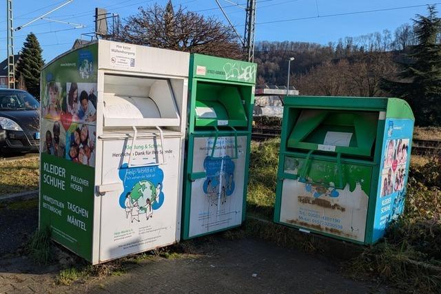 Die Altglas- und Altkleidercontainer am Bahnhof in Steinen werden abgebaut