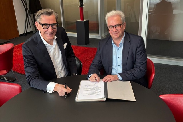 Vorstandsvorsitzender Rainer Liebenow ... Sparkasse den neuen Sponsorenvertrag.  | Foto: Lutz Pankrath (Sparkasse Lrrach-Rheinfelden)