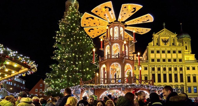 So viele Traditionen: Kerzenpyramiden ...ugsburger Christkindlesmarkt zu sehen. | Foto: IMAGO/Michael Bihlmayer So viele Traditionen: Kerzenpyramiden ...ugsburger Christkindlesmarkt zu sehen. | Foto: IMAGO/Michael Bihlmayer