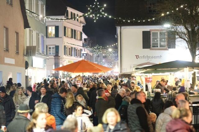 Tausende feiern ein frhlich-friedliches Fest in der Kanderner Weihnachtsstrae