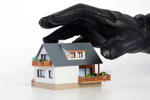 Balkonfenster und Terrassentr: In bei...sich die Einbrecher gewaltsam Zutritt.  | Foto: Guido Khoury (stock.adobe.com)