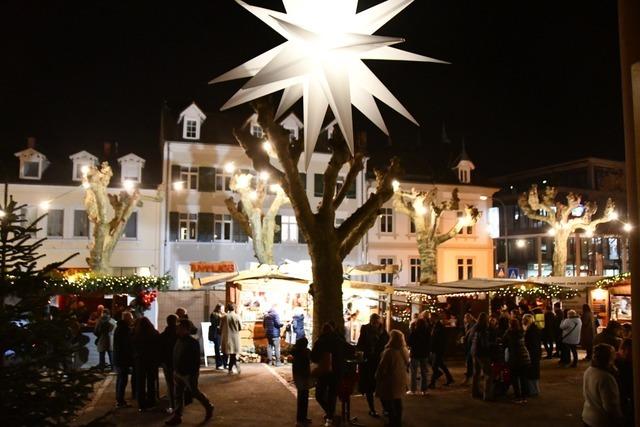 Auf dem ersten Lrracher Weihnachtsdorf herrscht festliche Stimmung