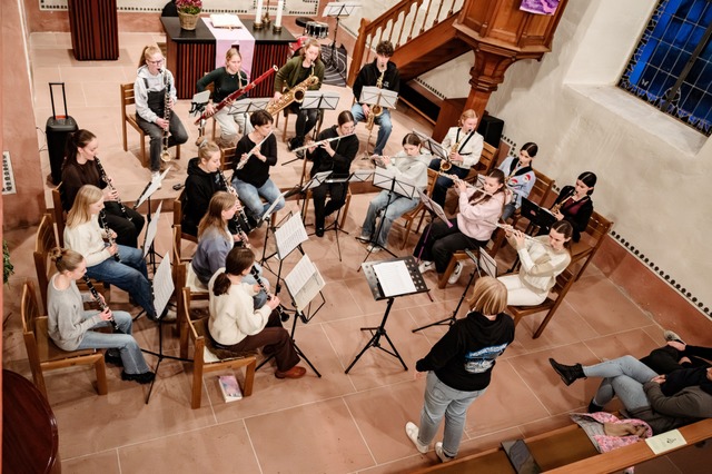 Die Jungmusiker des Musikvereins Wollbach beim Weihnachtsvorspiel  | Foto: Simon Wiggers