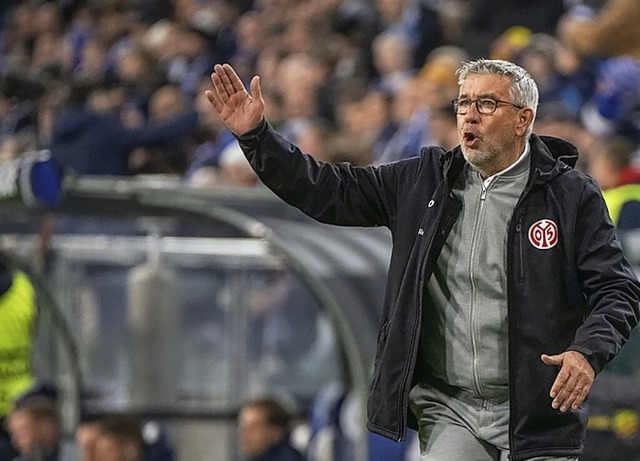 Urs Fischer betreute in Posen erstmals die Mannschaft von Mainz 05.  | Foto: dpa