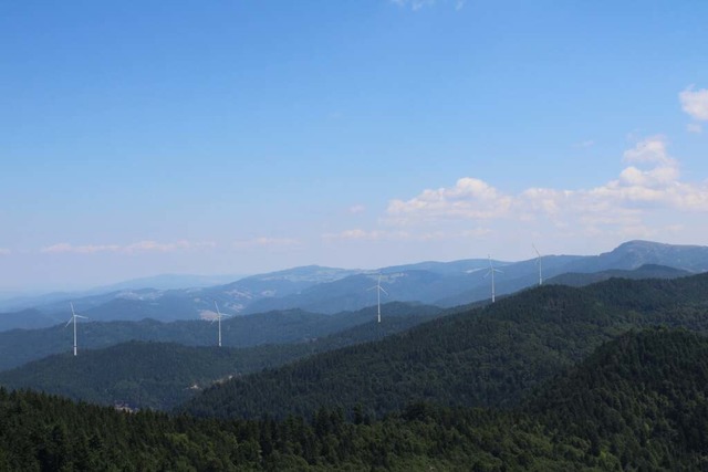Fotomontage des Windparks Sirnitz aus ... des Aussichtsturms auf dem Hochblauen  | Foto: Badenova