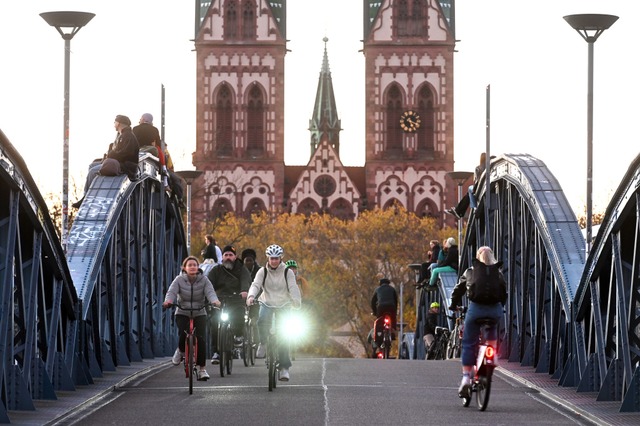 Am Montag wird man die Wiwili-Brcke zeitweise nur schiebend passieren knnen.  | Foto: Thomas Kunz