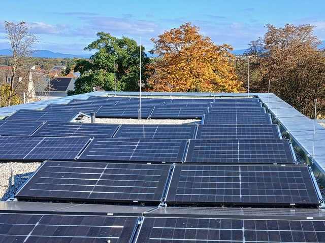Auf dem Dach der Grundschule Gndlinge...von 40 Kilowattpeak (kWp) installiert.  | Foto: Stadt Breisach