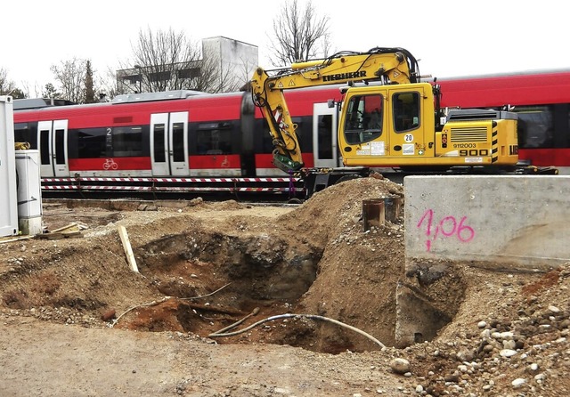 Die Position des ersten Aufzugsschacht... Bahnhof Grenzach ist jetzt sichtbar.   | Foto: Rolf Rei�mann