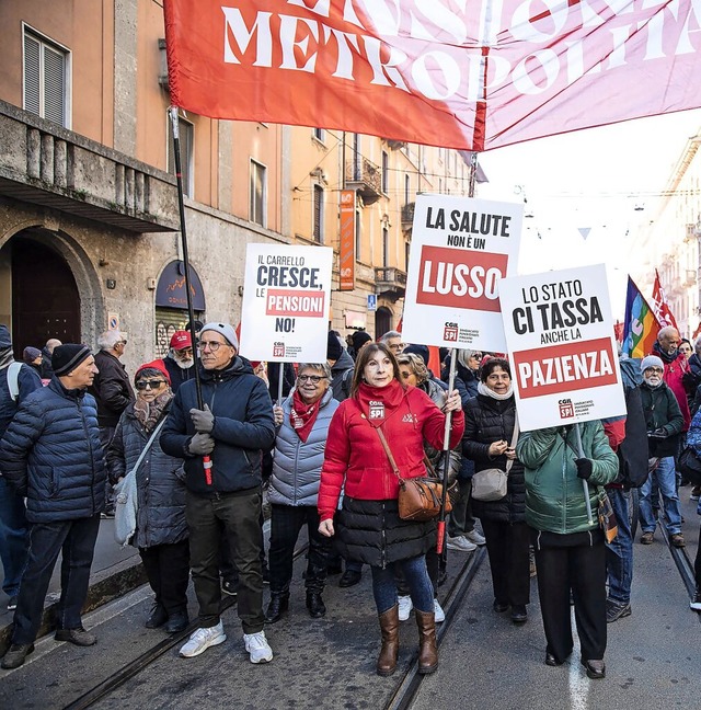 Generalstreik: Viele Menschen demonstrieren in Mailand.  | Foto:  IMAGO/Francesco Enriques